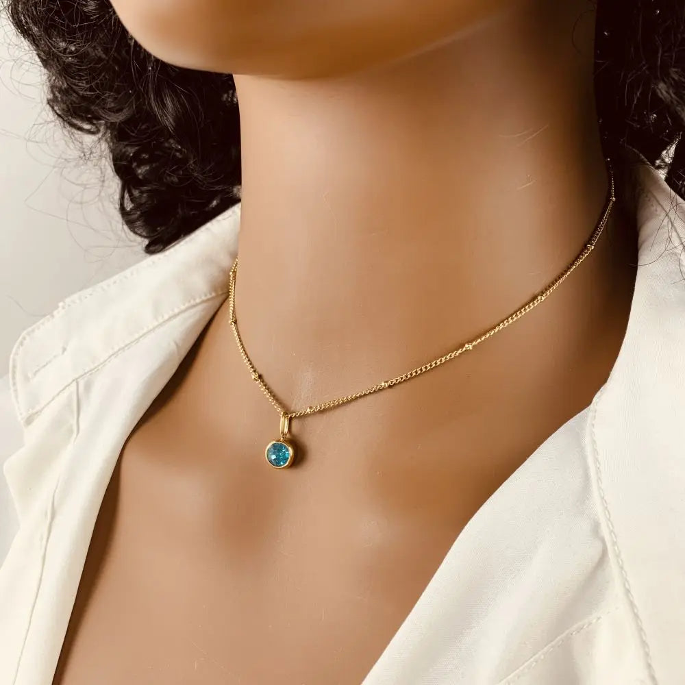 Collier de perles avec pierre de naissance
