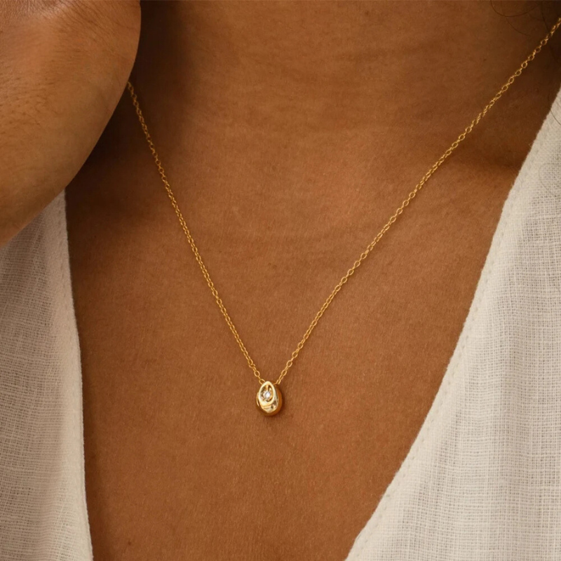 Collier avec pendentif en forme de goutte d'eau 