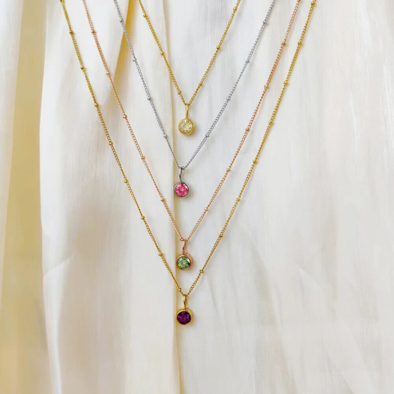 Collier de perles avec pierre de naissance