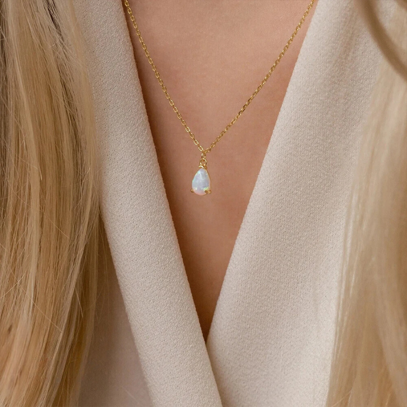 Collier avec pierre de naissance en forme de larme