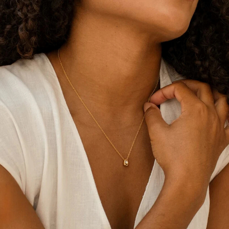 Collier avec pendentif en forme de goutte d'eau 