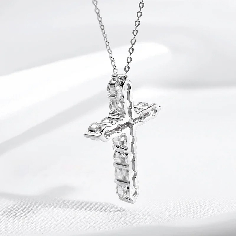 Collier Croix Éternelle en Moissanite