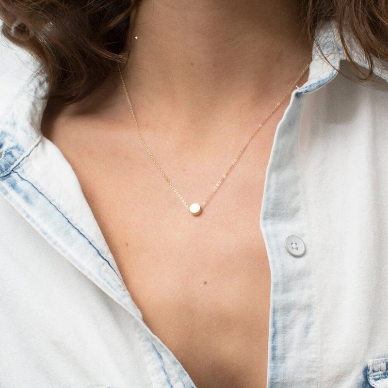 Collier avec pendentif en forme de pièce de monnaie